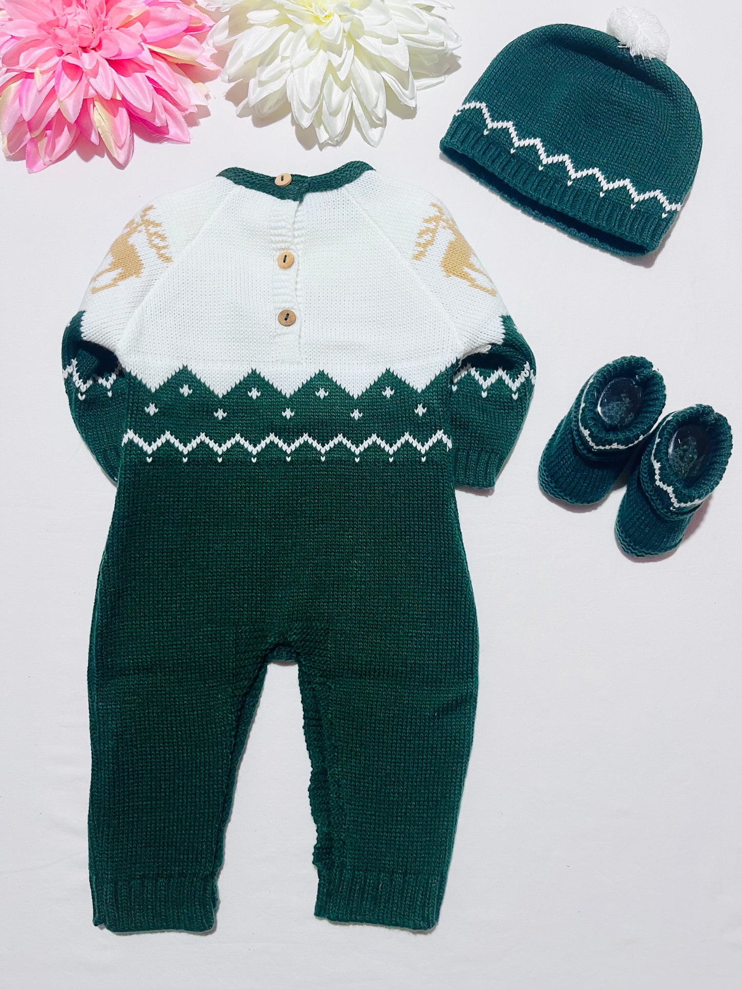 Conjunto bebé - Macacão, botas e gorro de malha