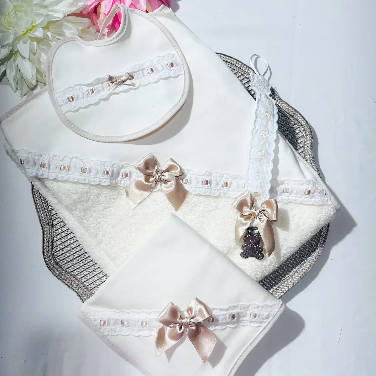 Conjunto de toalha de banho, babete, fralda e prende chupeta para bebé