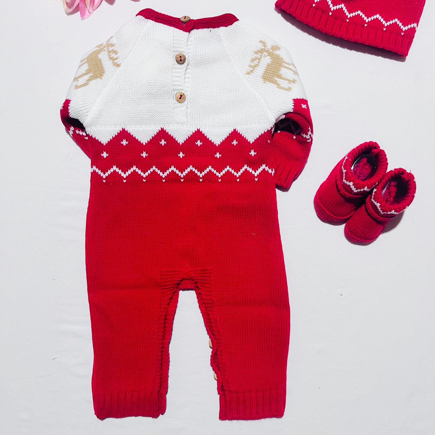 Conjunto bebé - Macacão, botas e gorro de malha