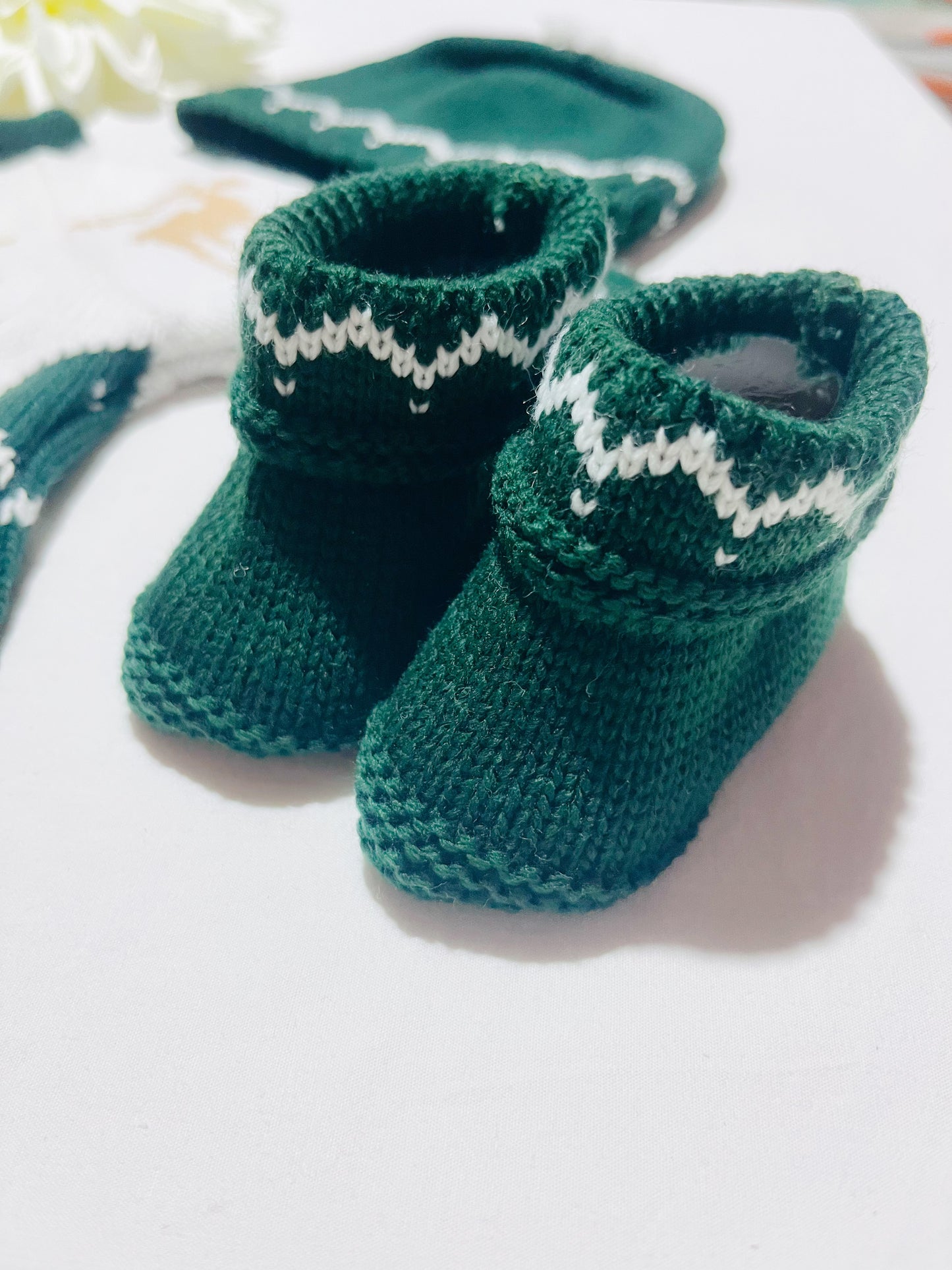 Conjunto bebé - Macacão, botas e gorro de malha