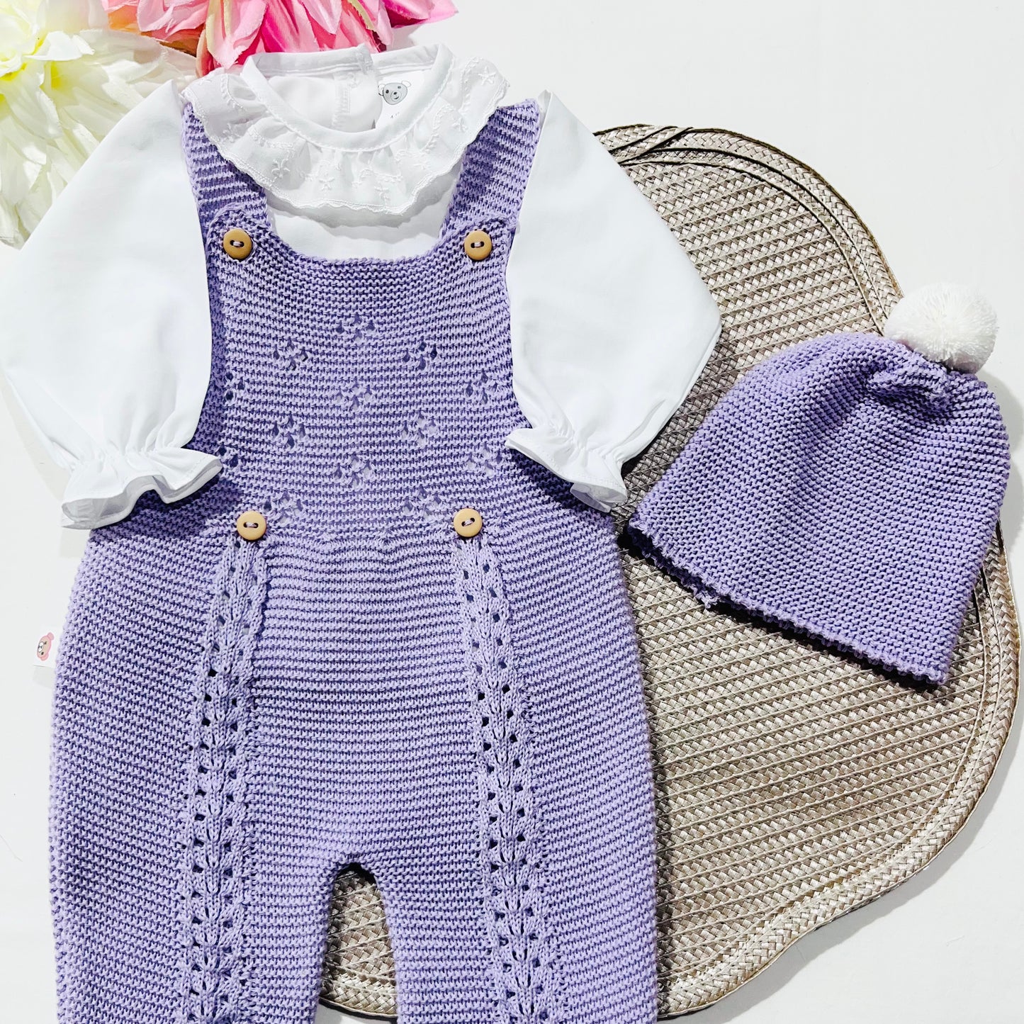 Conjunto de jardineira touca e blusa 100% algodão em malha para bebé