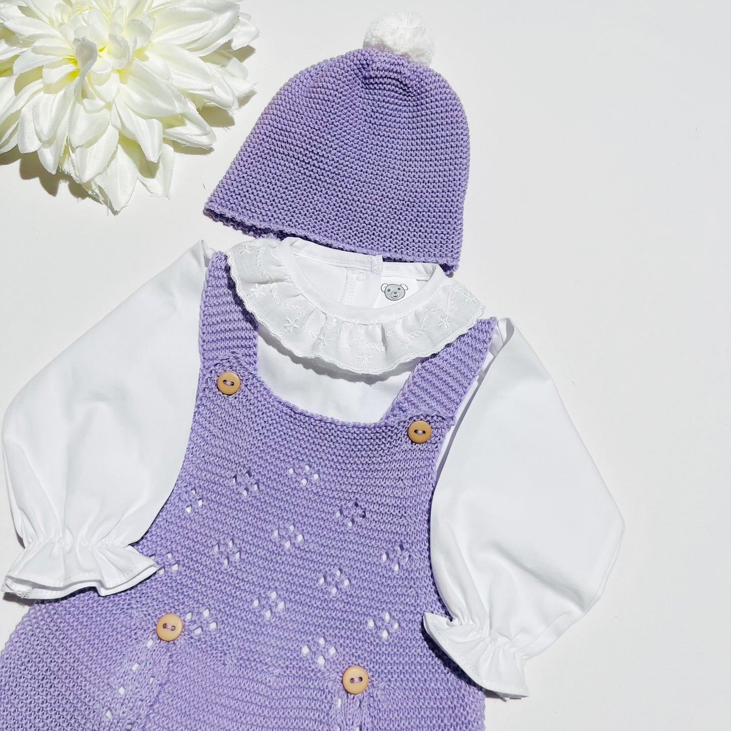 Conjunto de jardineira touca e blusa 100% algodão em malha para bebé