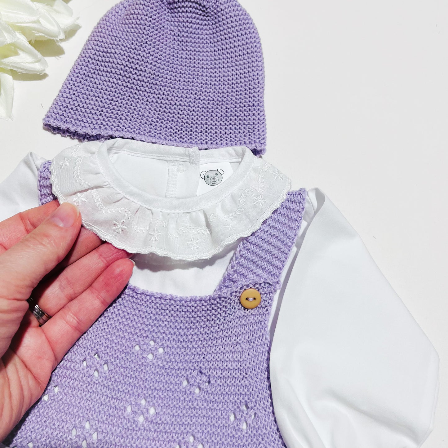 Conjunto de jardineira touca e blusa 100% algodão em malha para bebé