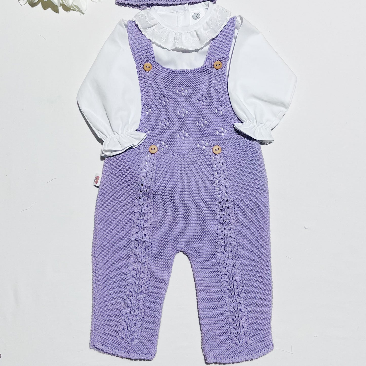 Conjunto de jardineira touca e blusa 100% algodão em malha para bebé