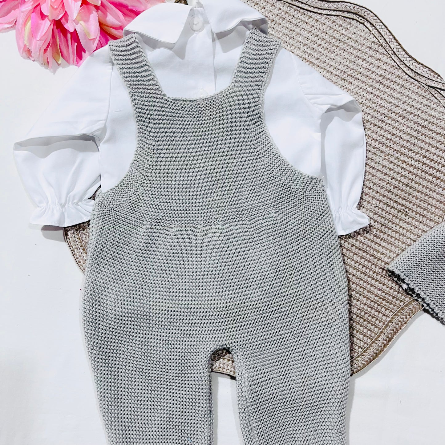 Conjunto de jardineira touca e blusa 100% algodão em malha para bebé