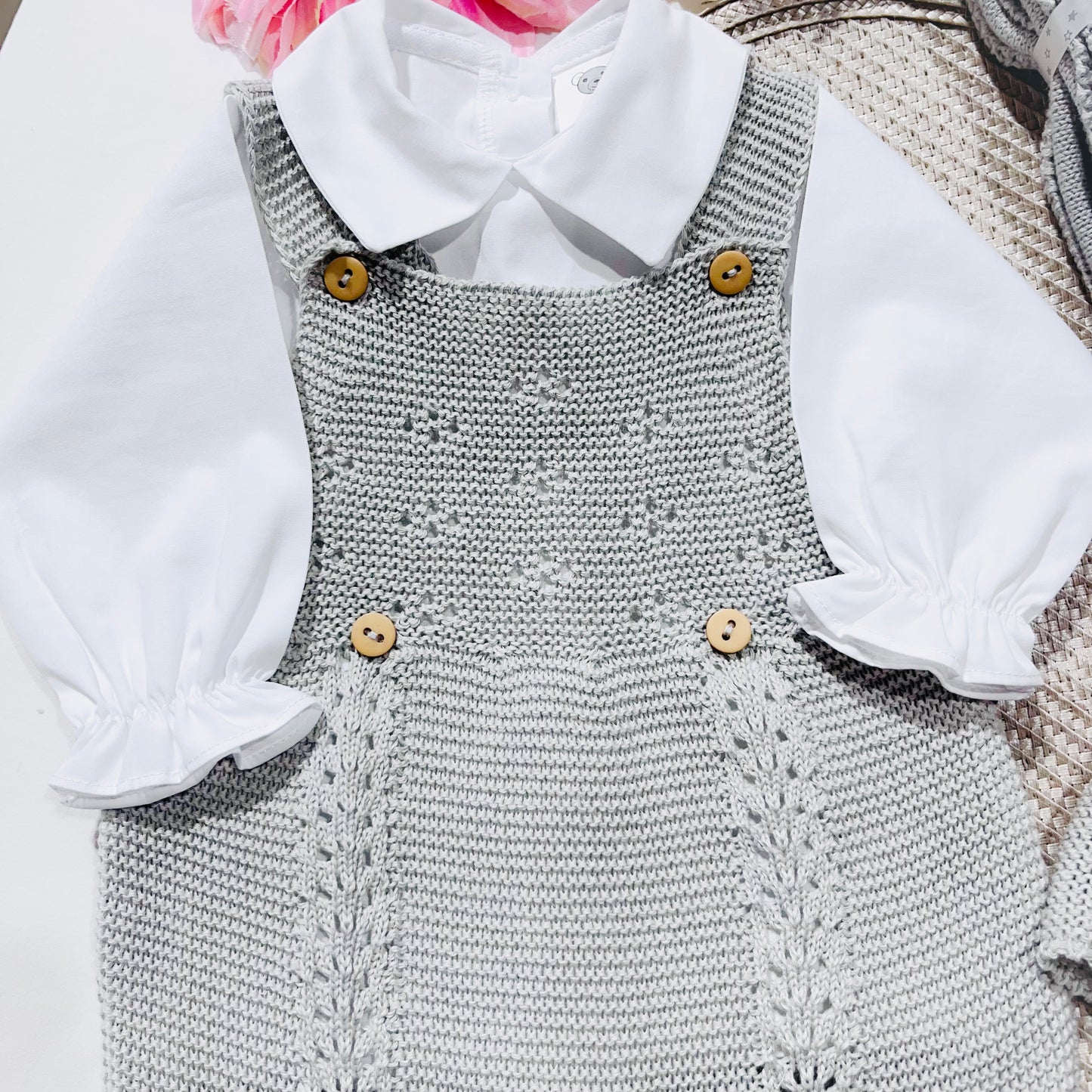 Conjunto de jardineira touca e blusa 100% algodão em malha para bebé