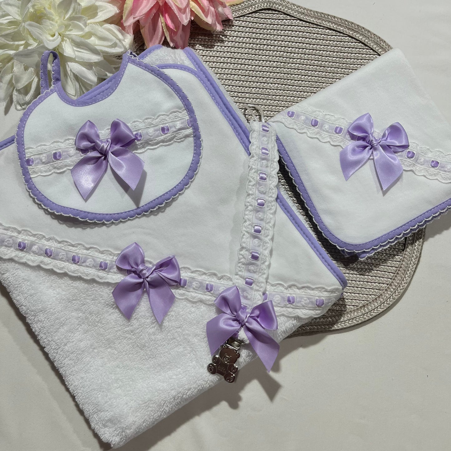 Conjunto de toalha de banho, babete, fralda e prende chupeta para bebé