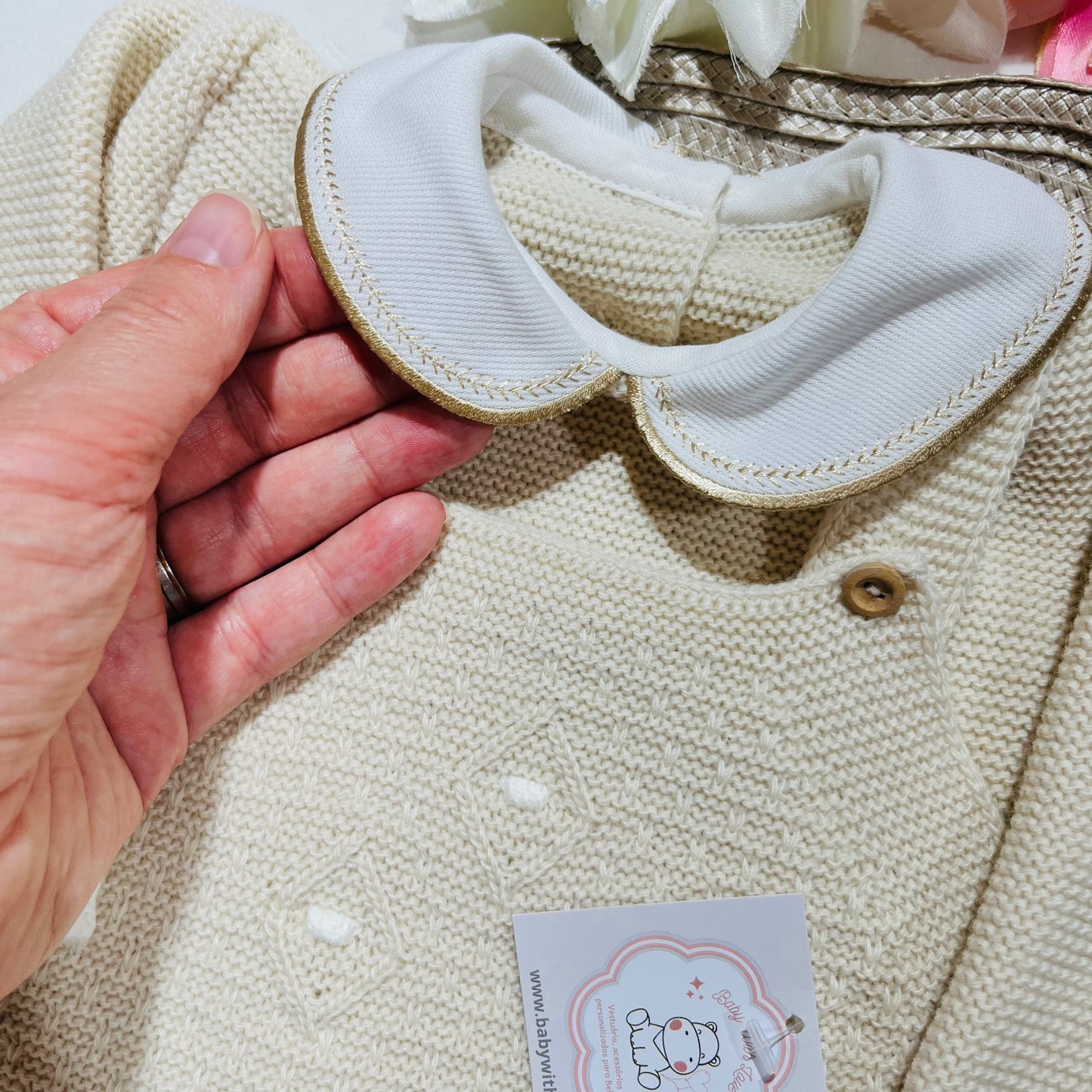 Conjunto saída de maternidade para bebé - Jardineira, blusa e gorro - Areia