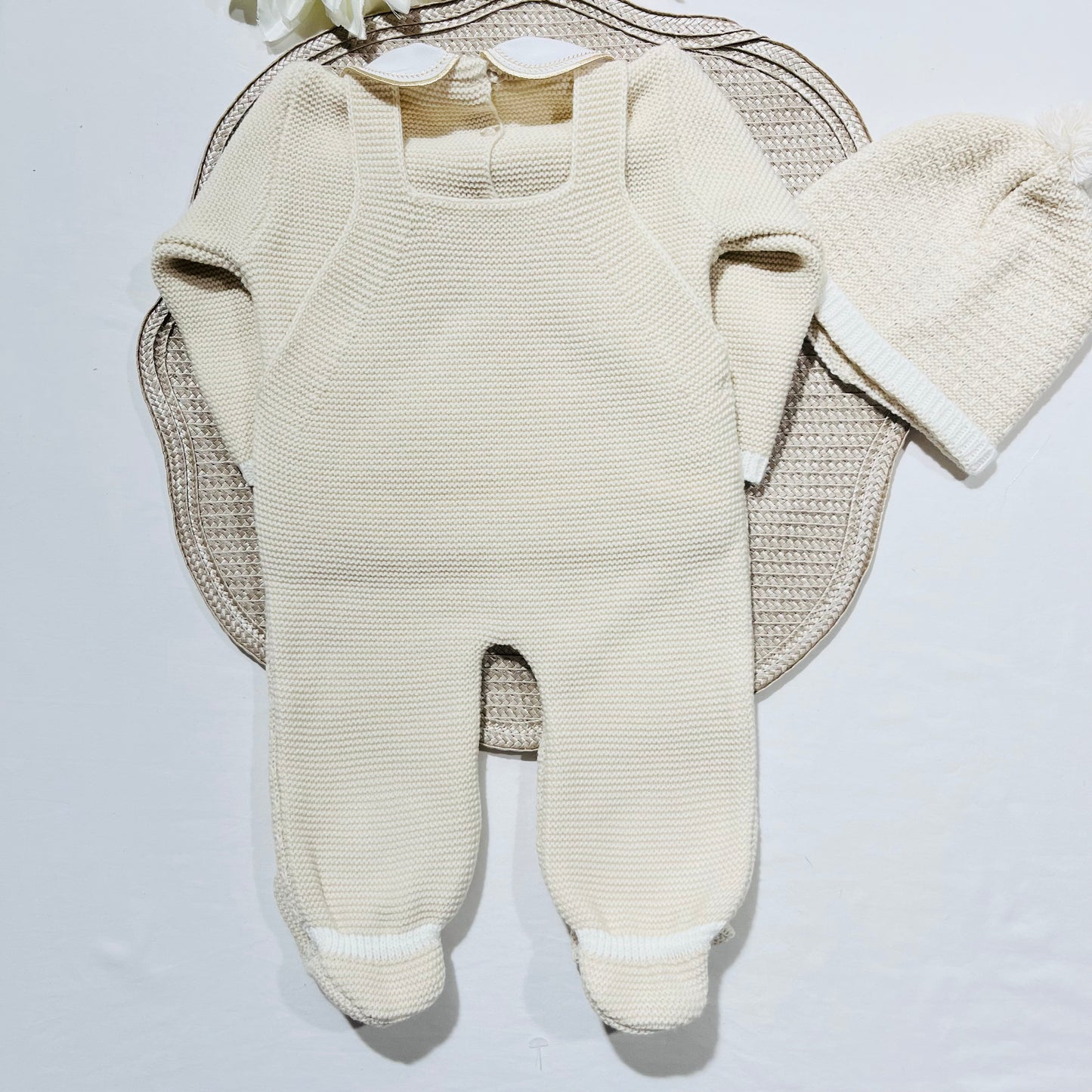 Conjunto saída de maternidade para bebé - Jardineira, blusa e gorro - Areia