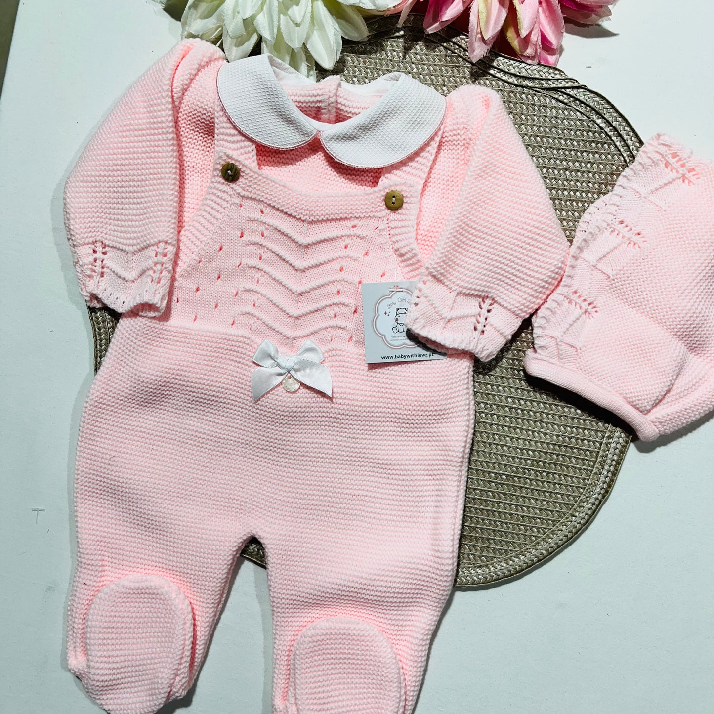 Conjunto saída de maternidade para bebé - Jardineira, blusa e touca - Rosa
