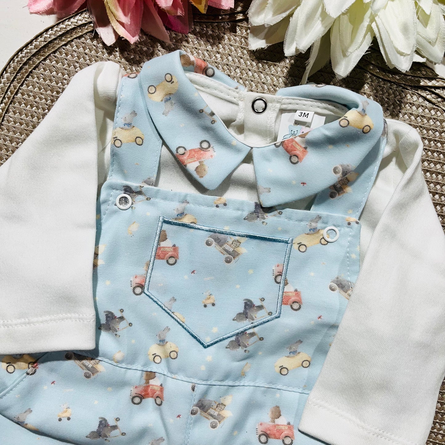 Conjunto de jardineira e camisola para bebé - carrinhos