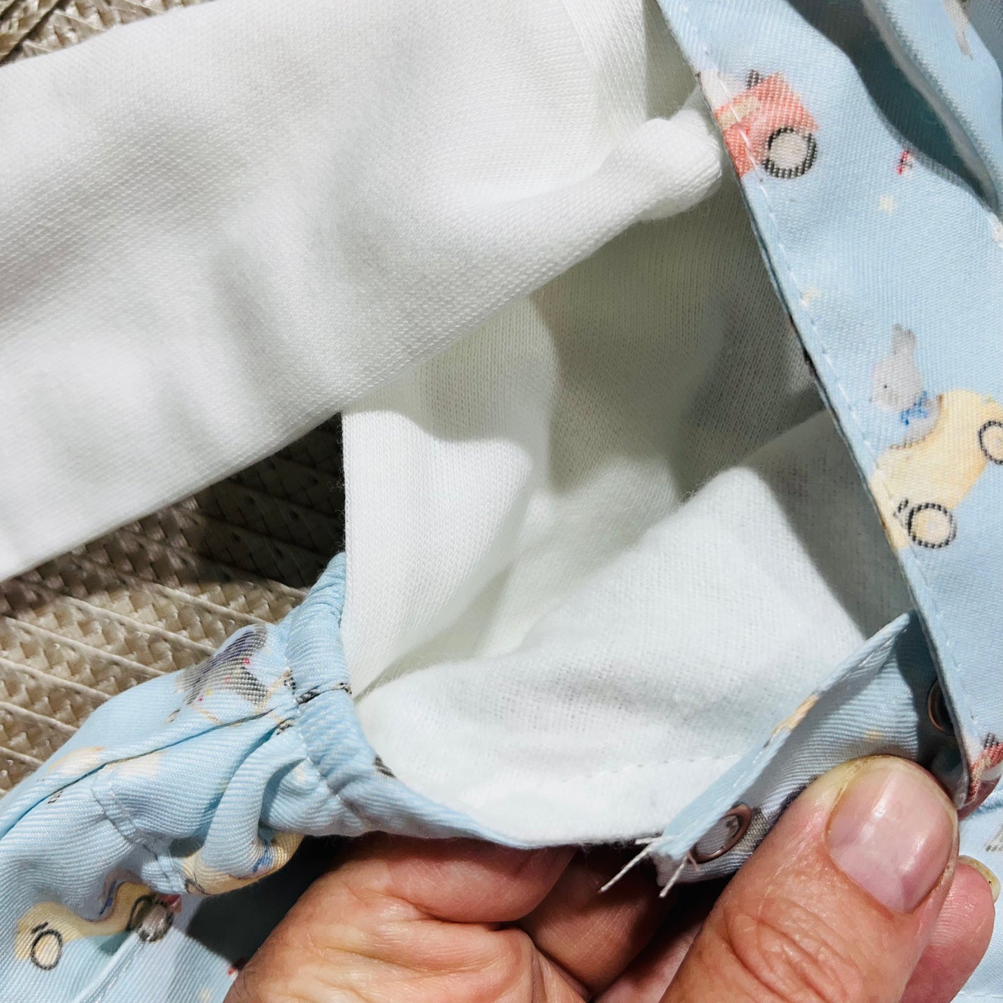 Conjunto de jardineira e camisola para bebé - carrinhos