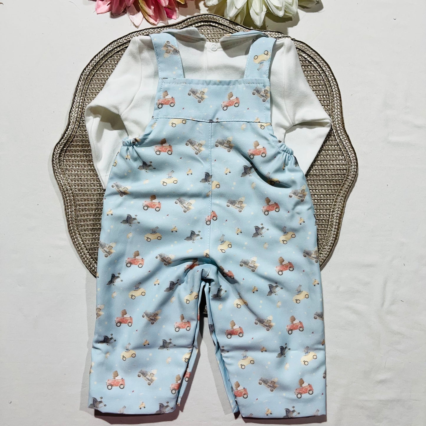Conjunto de jardineira e camisola para bebé - carrinhos