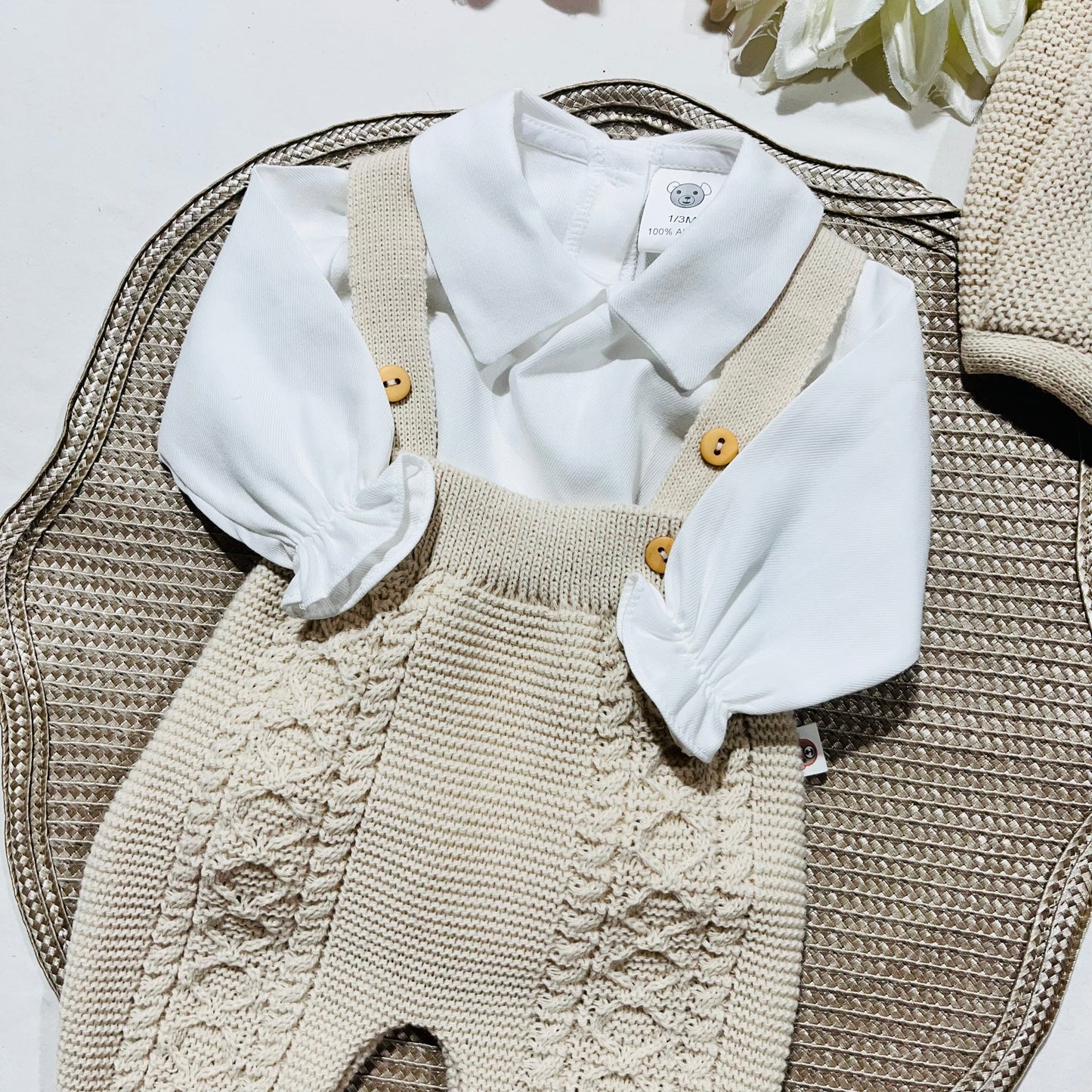 Conjunto jardineira, camisa e gorro para bebé - 1/3M - Areia