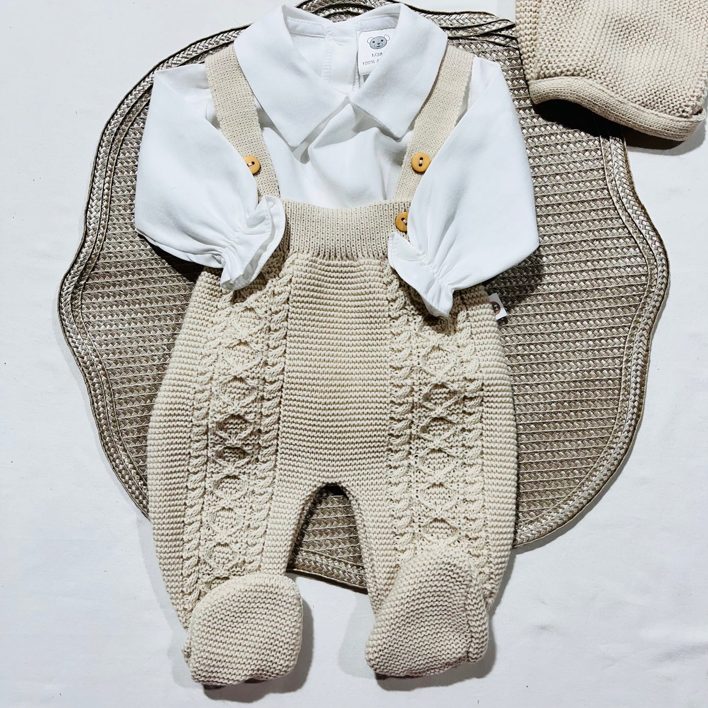 Conjunto jardineira, camisa e gorro para bebé - 1/3M - Areia