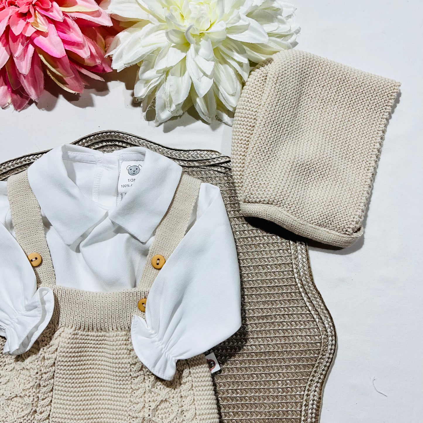 Conjunto jardineira, camisa e gorro para bebé - 1/3M - Areia
