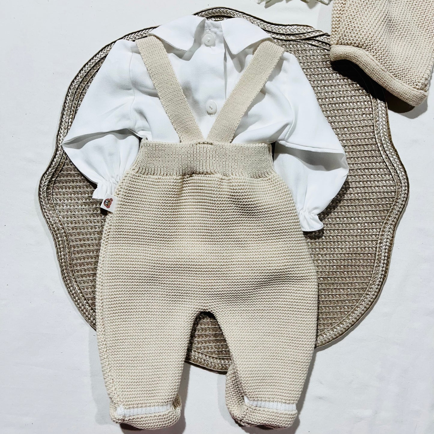 Conjunto jardineira, camisa e gorro para bebé - 1/3M - Areia