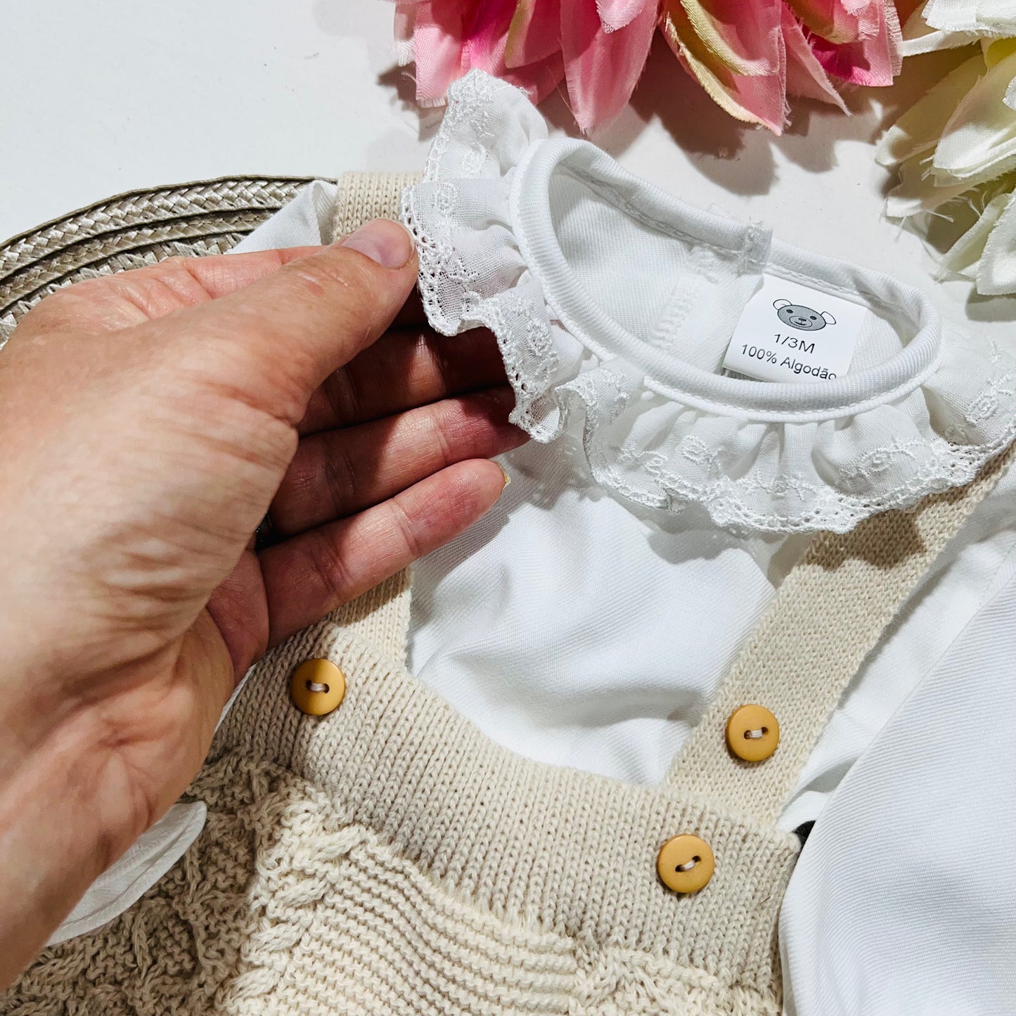 Conjunto jardineira, camisa e gorro para bebé - 1/3M - Areia