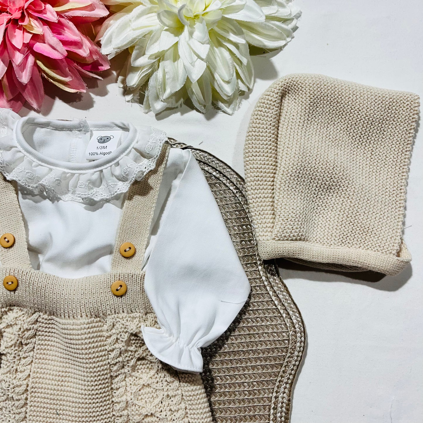 Conjunto jardineira, camisa e gorro para bebé - 1/3M - Areia