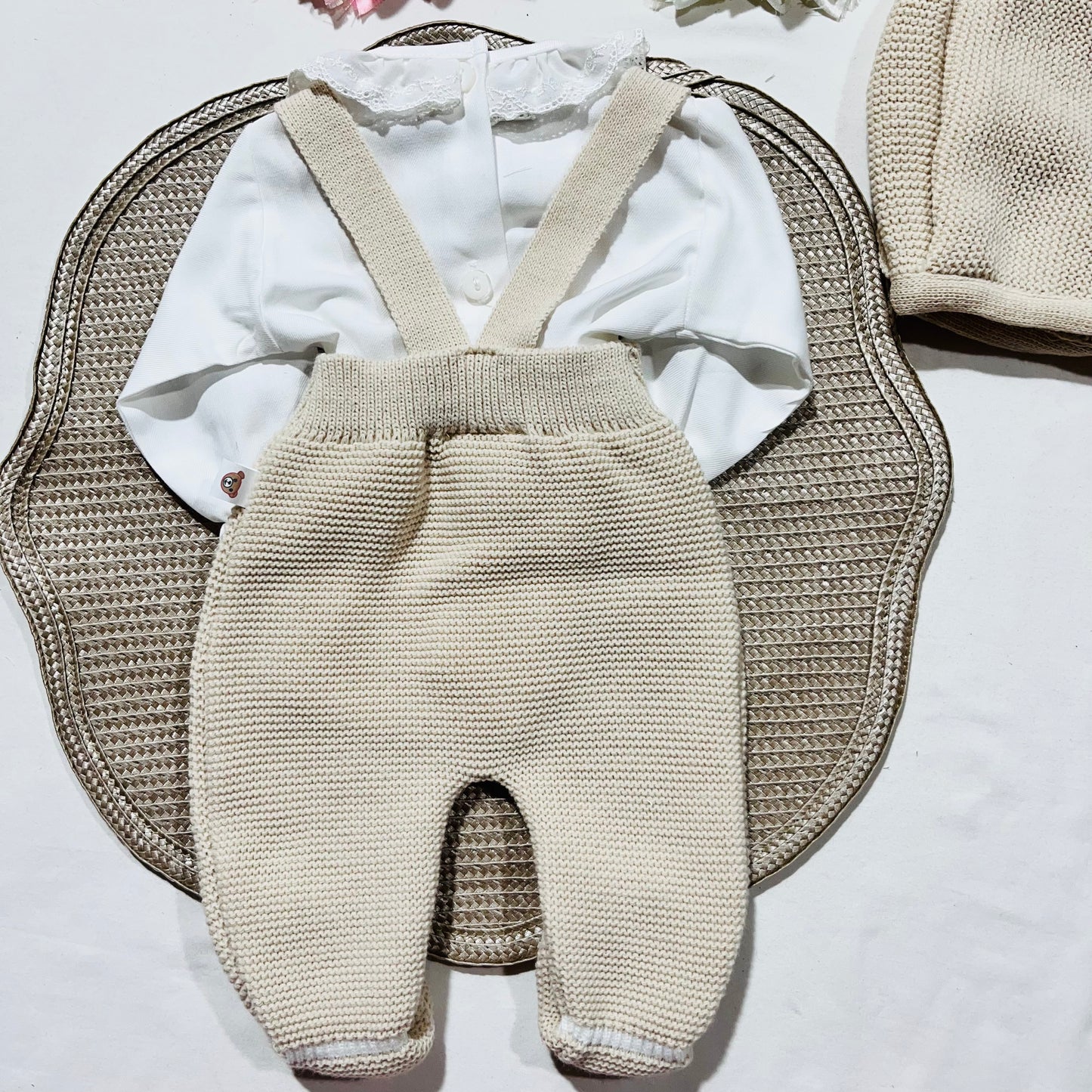 Conjunto jardineira, camisa e gorro para bebé - 1/3M - Areia
