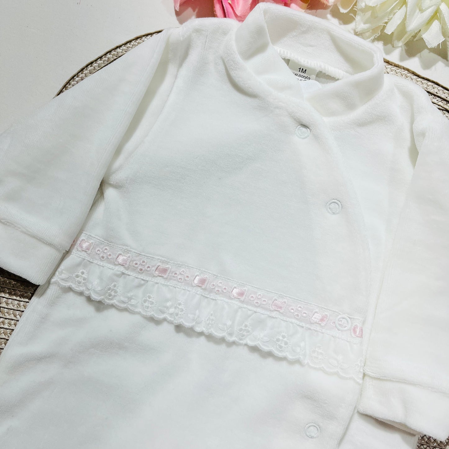 Babygrow recém-nascido - Veludo com bordado inglês