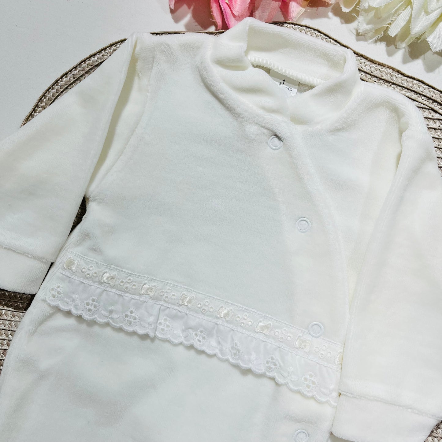 Babygrow recém-nascido - Veludo com bordado inglês
