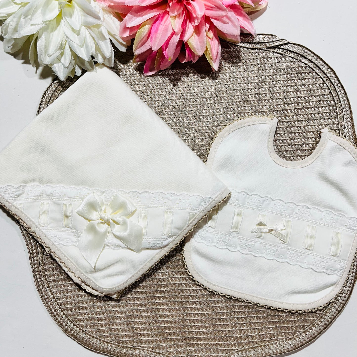 Conjunto fralda e babete bordado inglês - Com ou Sem personalização