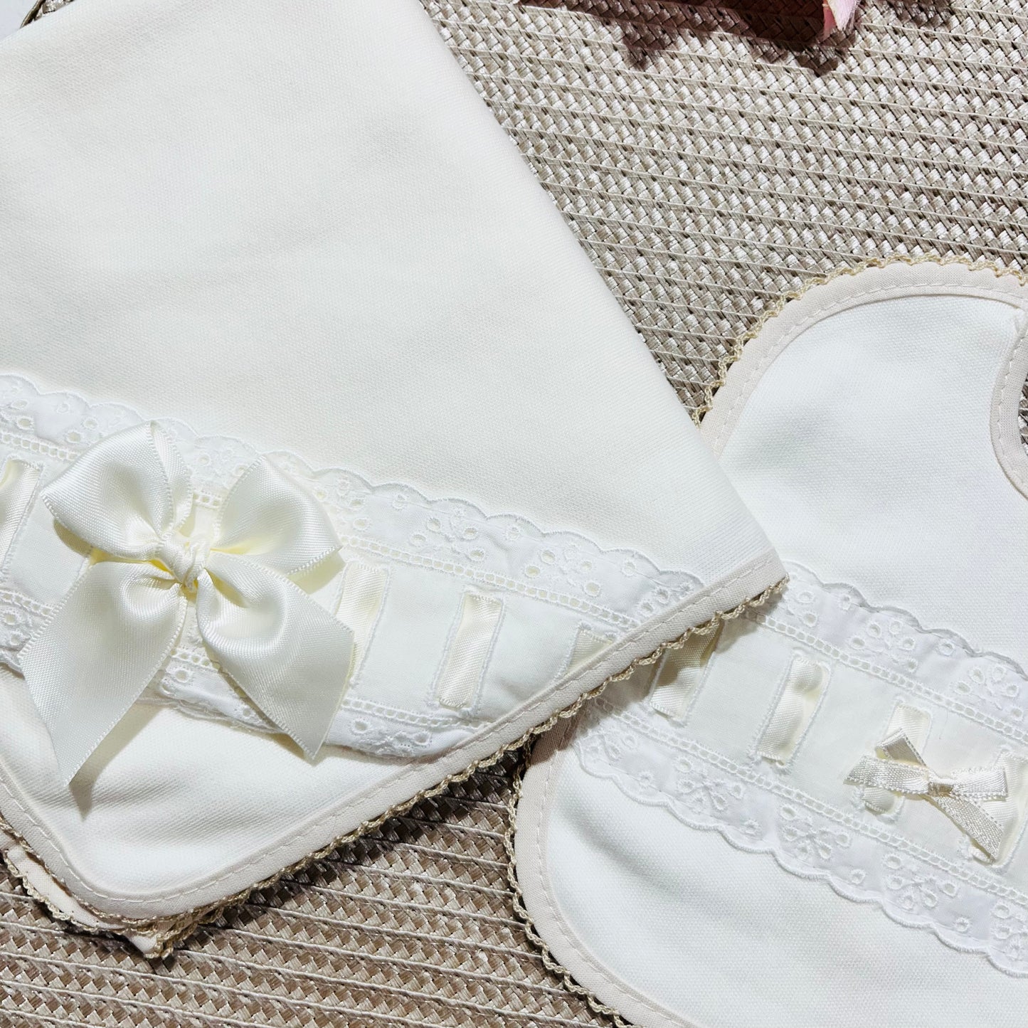 Conjunto fralda e babete bordado inglês - Com ou Sem personalização