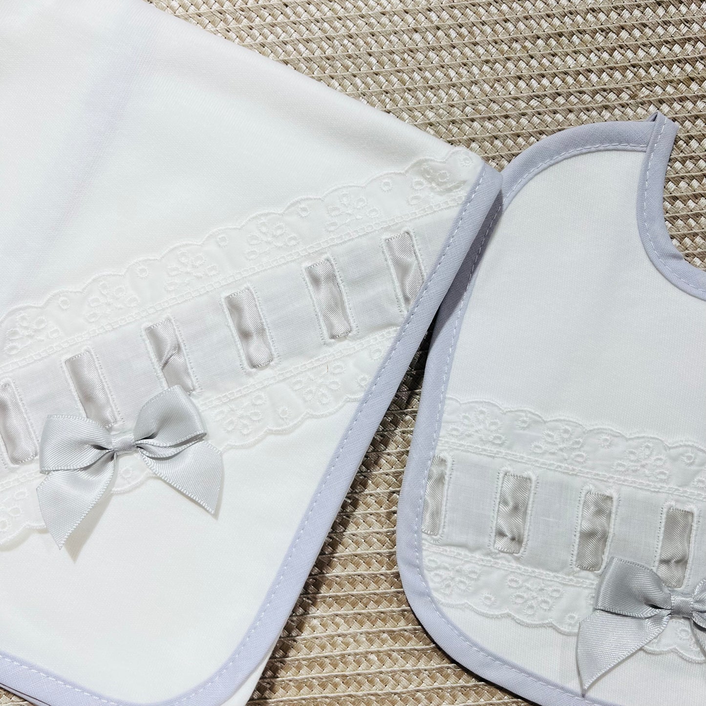 Conjunto fralda e babete bordado inglês - Com ou Sem personalização