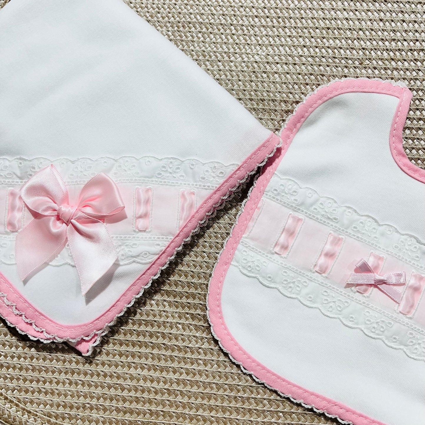 Conjunto fralda e babete bordado inglês - Com ou Sem personalização