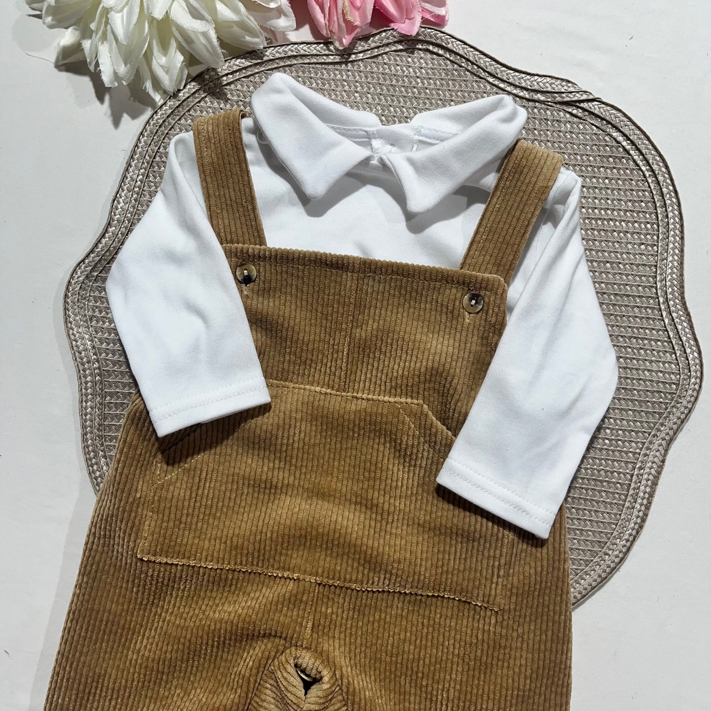 Conjunto Tomás em bombazina - jardineira e camisa - 3,6 e 12M - Areia