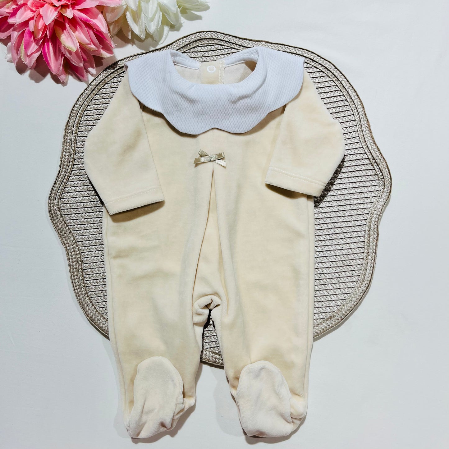 Babygrow em veludo com gola pique