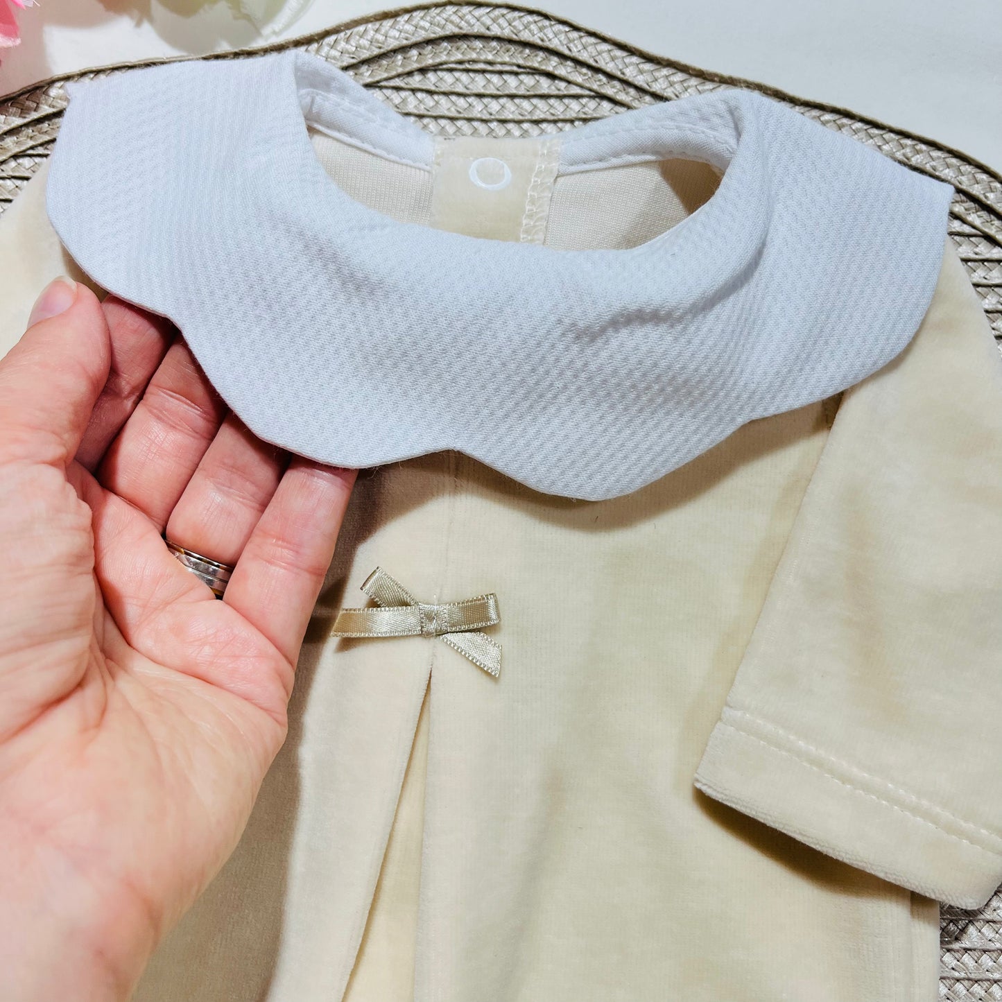Babygrow em veludo com gola pique