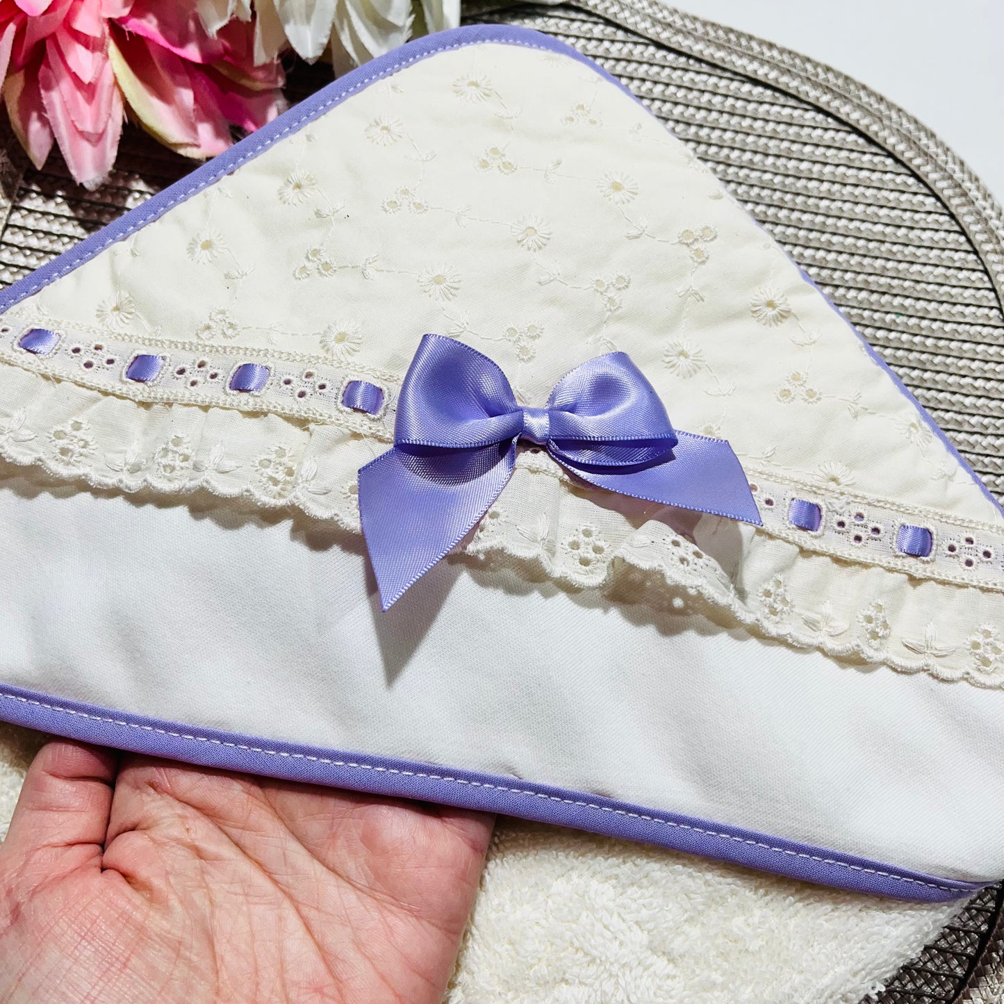 Toalha de Banho em algodão para Bebé com bordado inglês - Lavanda