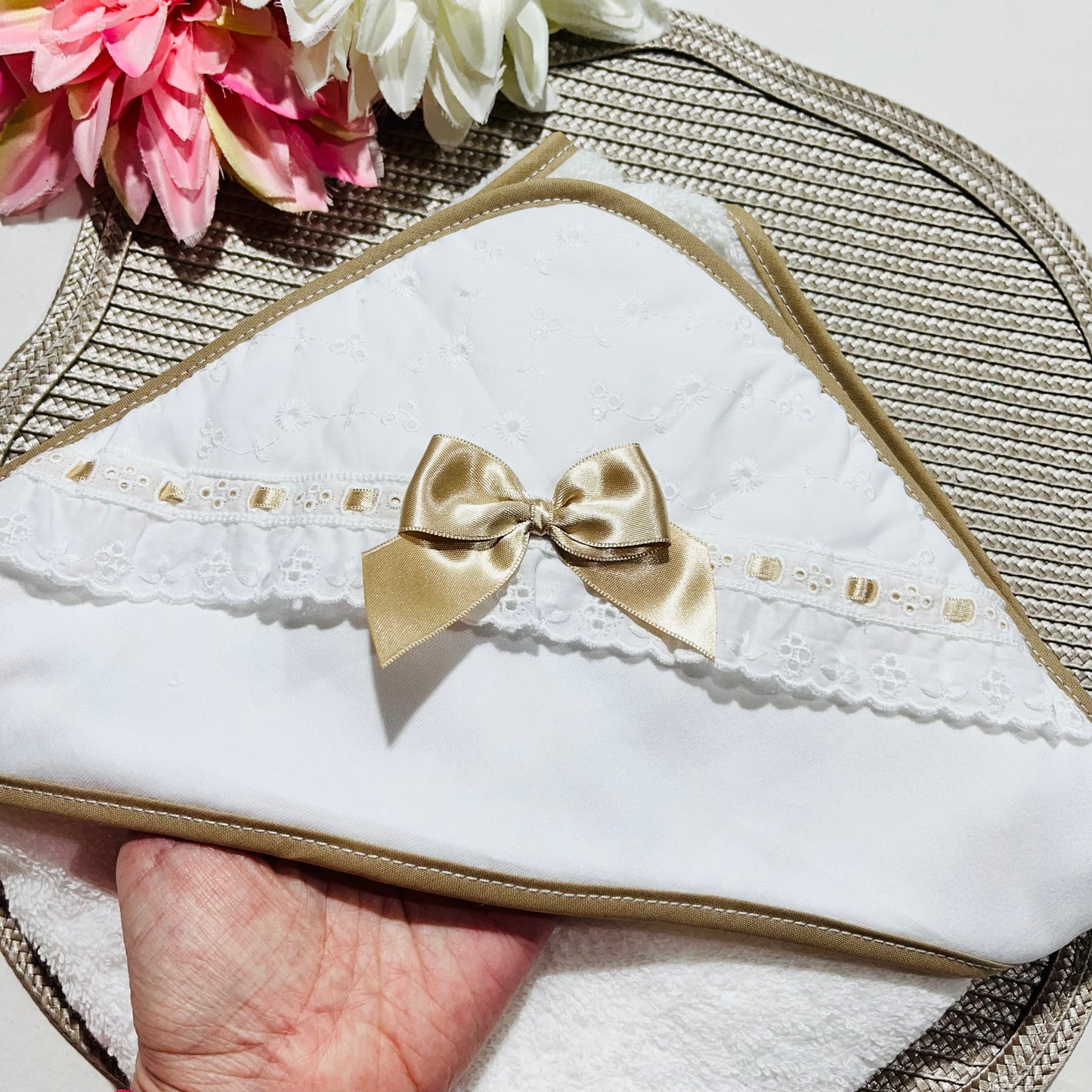 Toalha de Banho em algodão para Bebé com bordado inglês - Bege