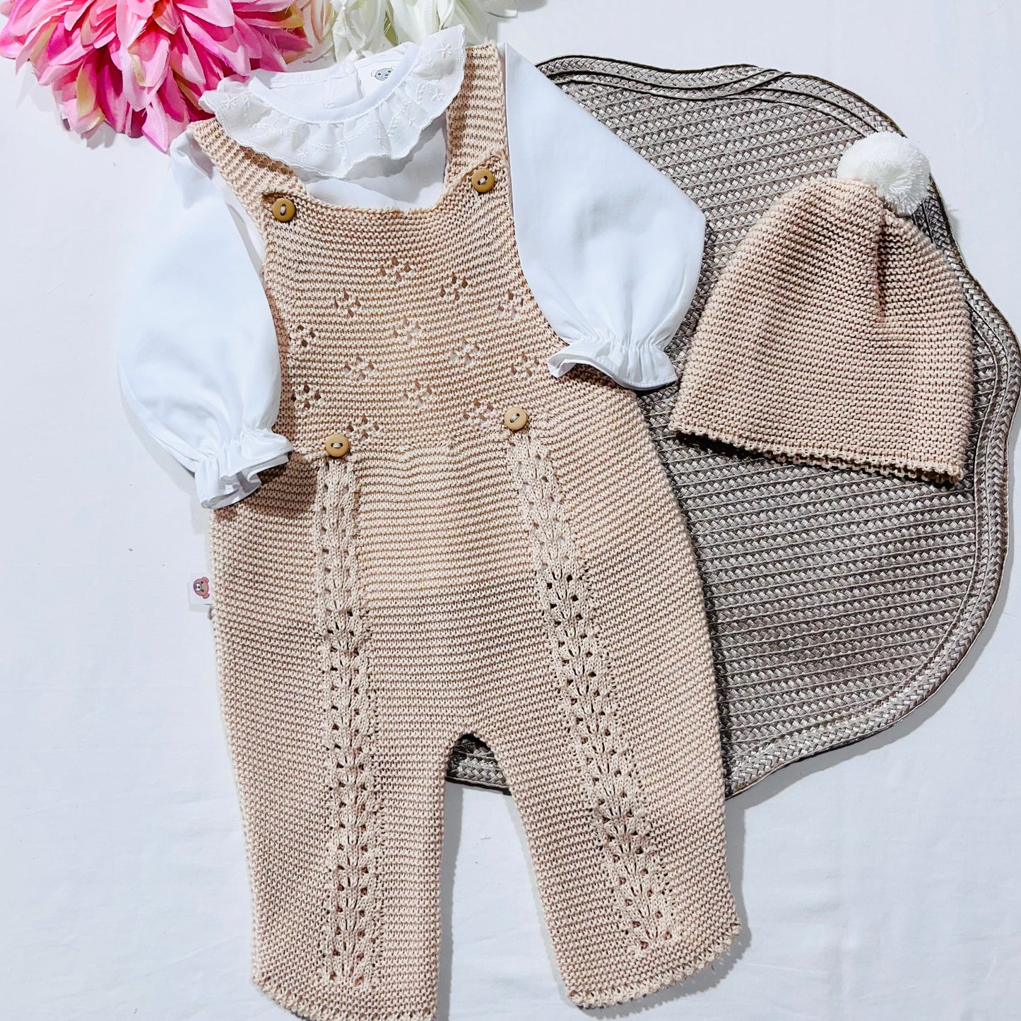 Conjunto de jardineira touca e blusa 100% algodão em malha para bebé