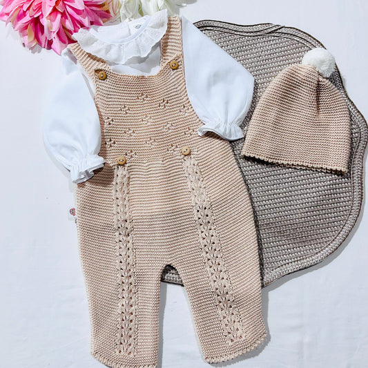 Conjunto de jardineira touca e blusa 100% algodão em malha para bebé