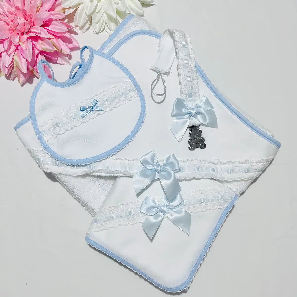 Conjunto de toalha de banho, babete, fralda e prende chupeta para bebé