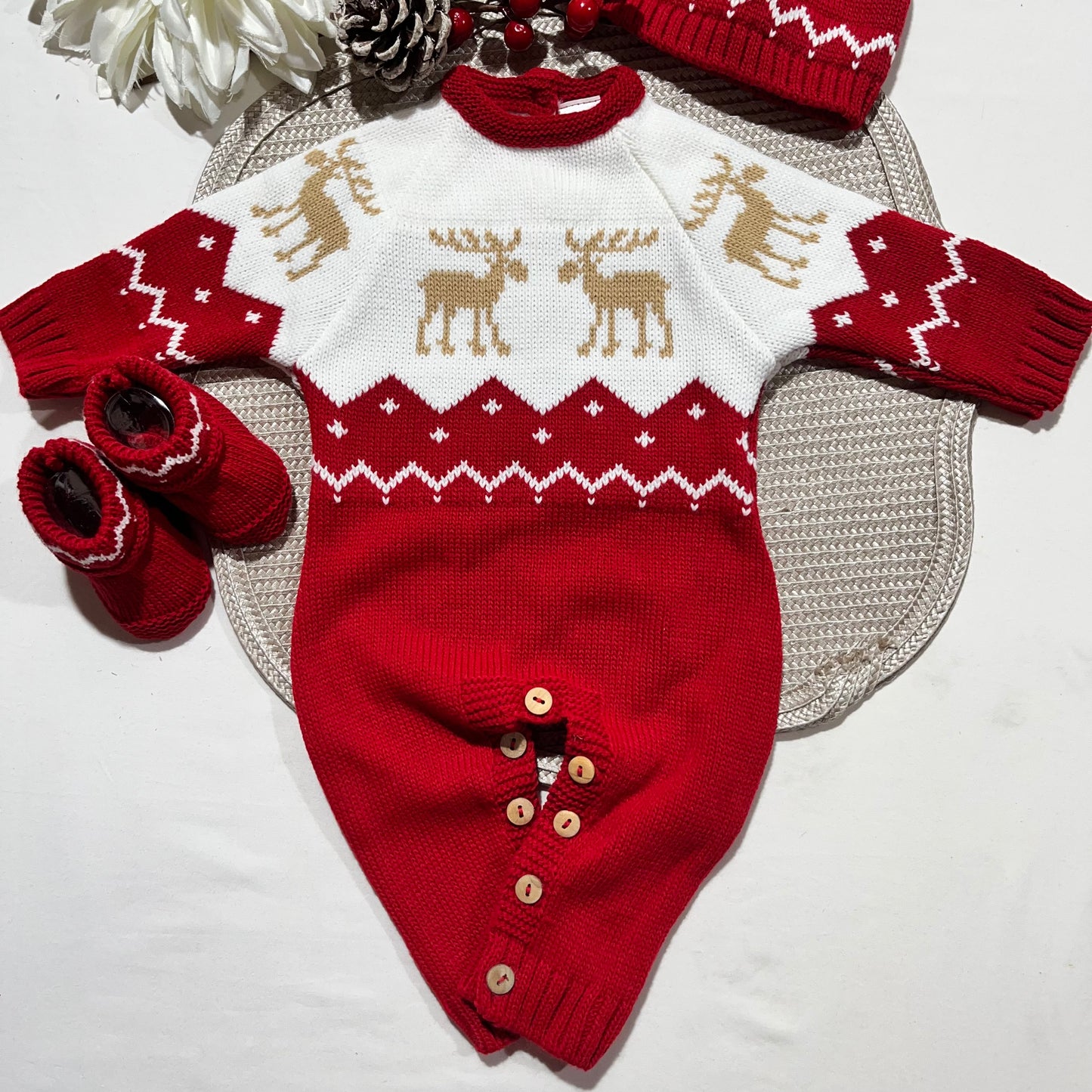 Conjunto bebé - Macacão, botas e gorro de malha