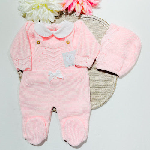 Conjunto saída de maternidade para bebé - Jardineira, blusa e touca - Rosa