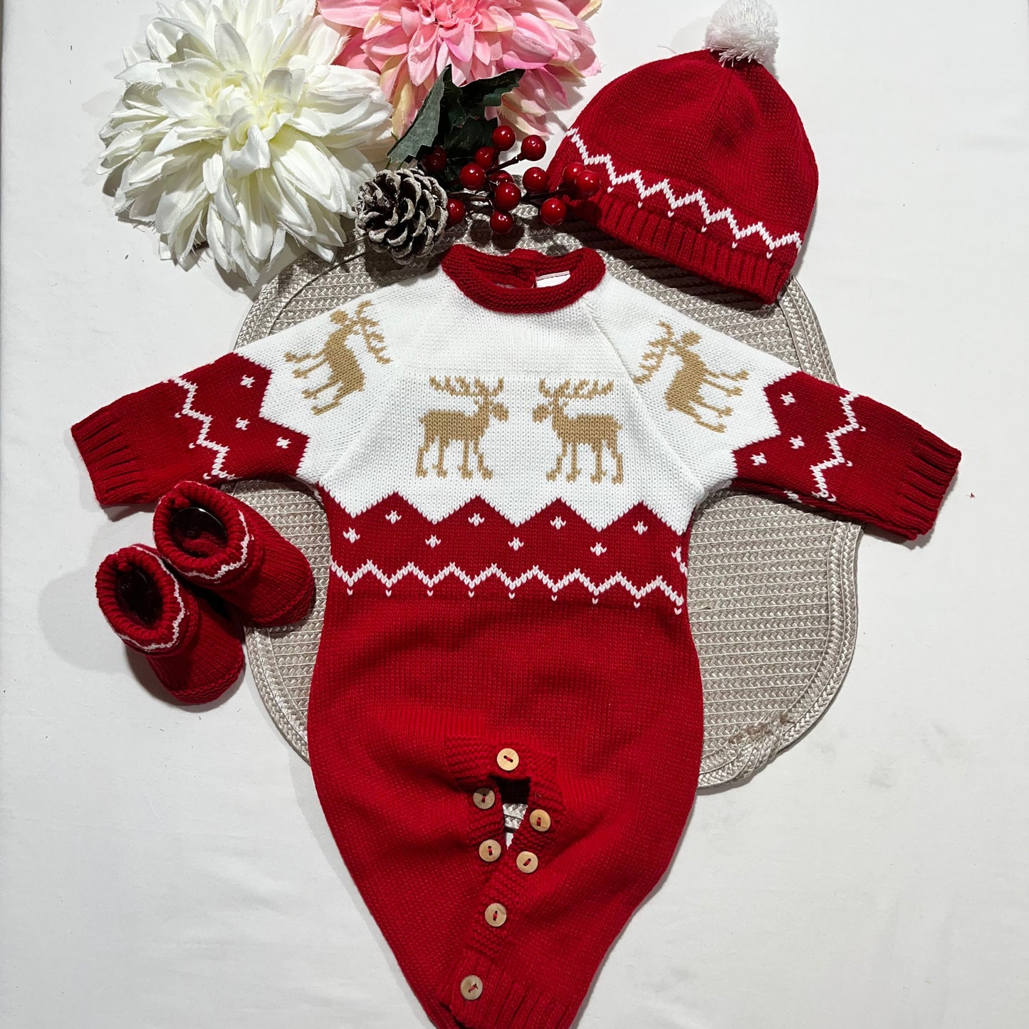 Conjunto bebé - Macacão, botas e gorro de malha