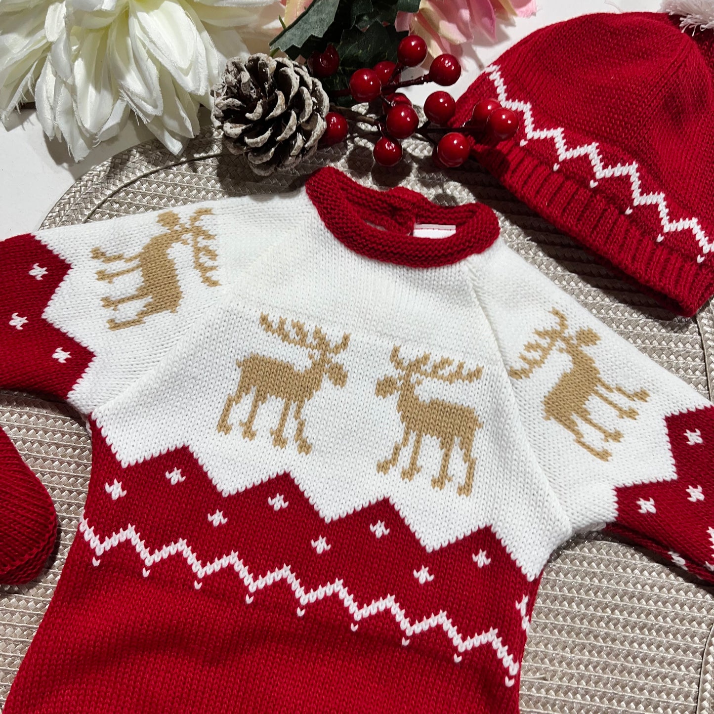 Conjunto bebé - Macacão, botas e gorro de malha