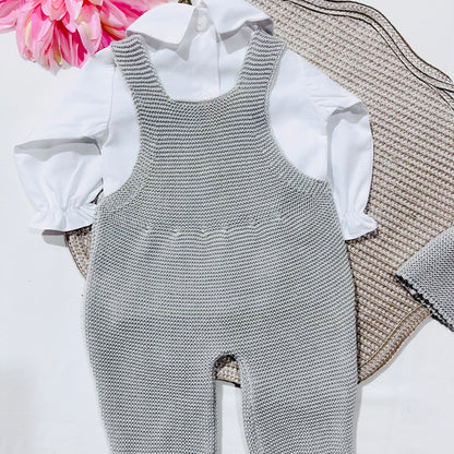 Conjunto de jardineira touca e blusa 100% algodão em malha para bebé