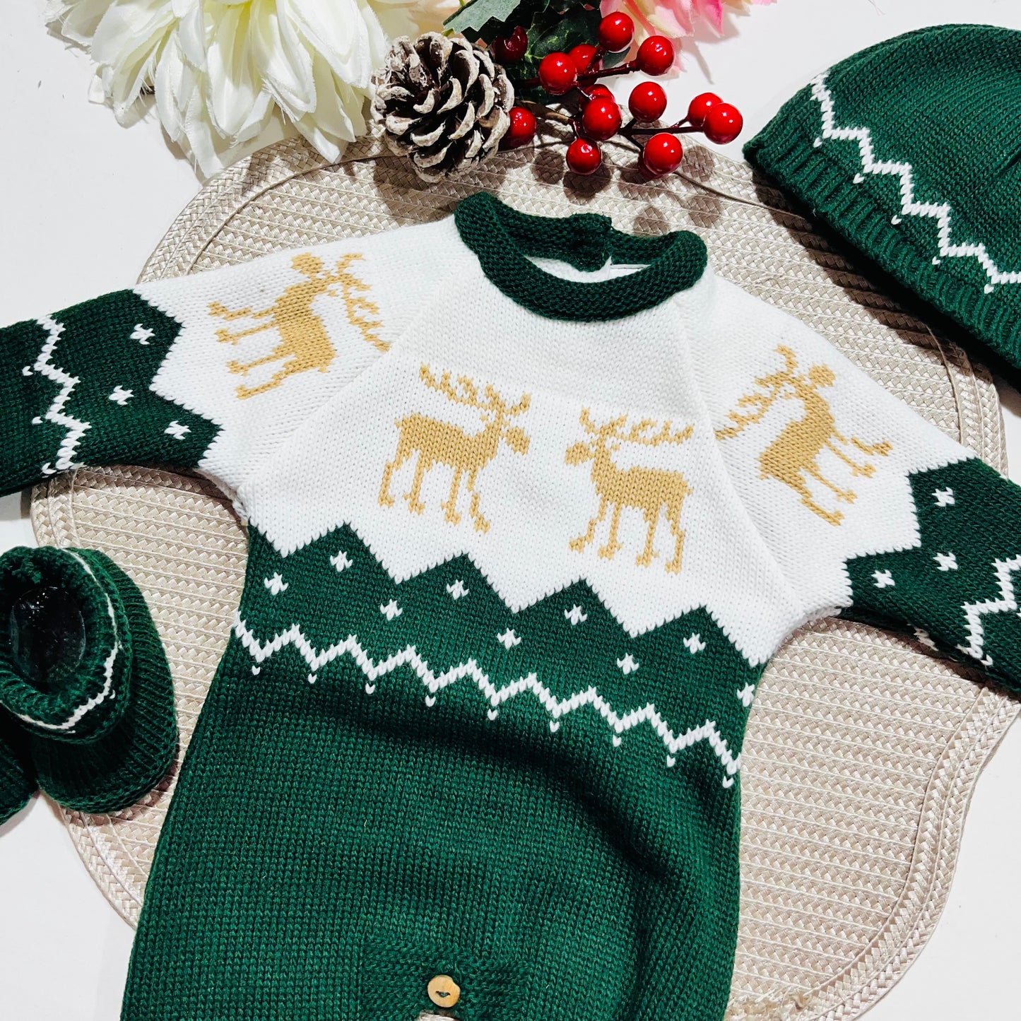 Conjunto bebé - Macacão, botas e gorro de malha