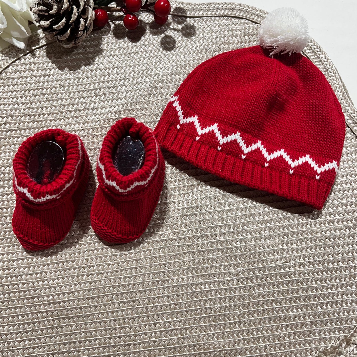 Conjunto bebé - Macacão, botas e gorro de malha