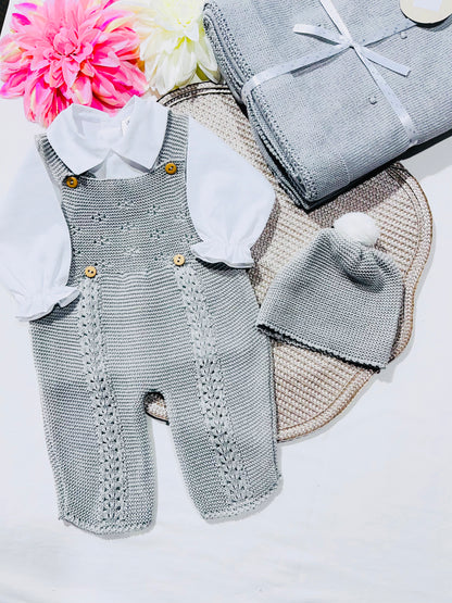 Conjunto de jardineira touca e blusa 100% algodão em malha para bebé