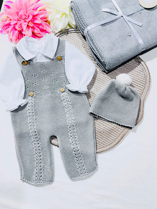 Conjunto de jardineira touca e blusa 100% algodão em malha para bebé