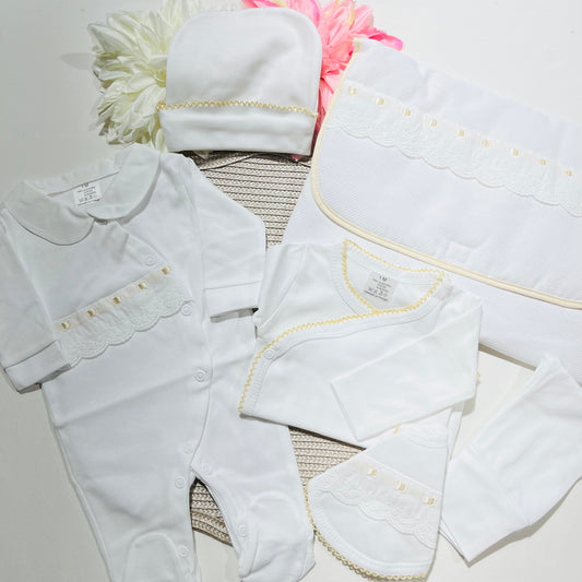 Primeira roupinha branco para recém-nascido em algodão com bordado inglês