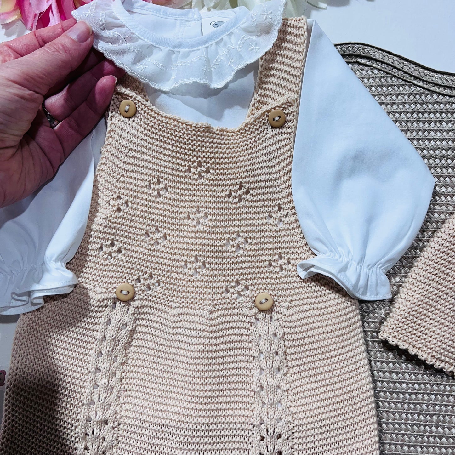 Conjunto de jardineira touca e blusa 100% algodão em malha para bebé