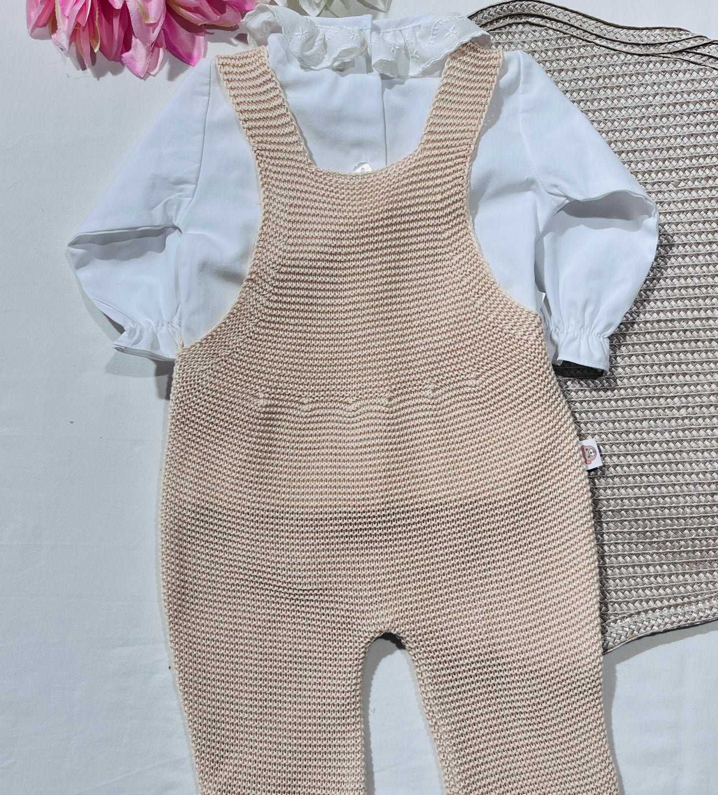 Conjunto de jardineira touca e blusa 100% algodão em malha para bebé